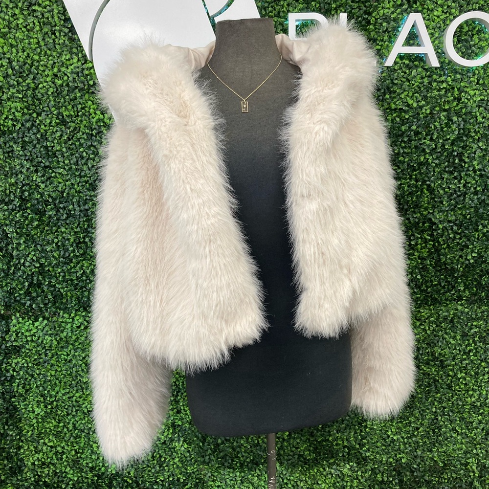 Elegant Faux Fur Women's Jacket - Cream